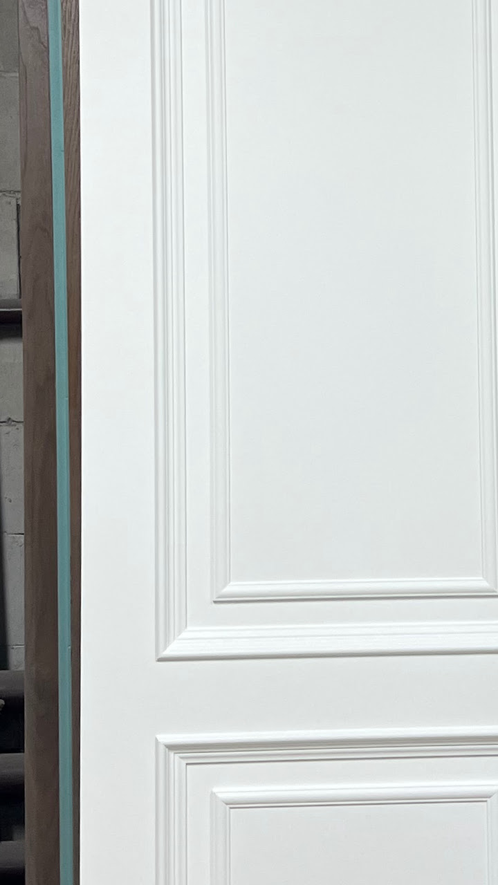 Белая эмалированная дверь с багетной рамкой