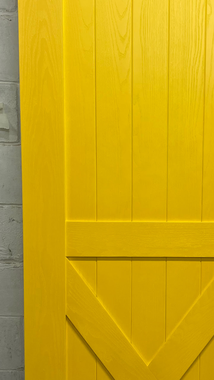 Эмалированная желтая дверь
