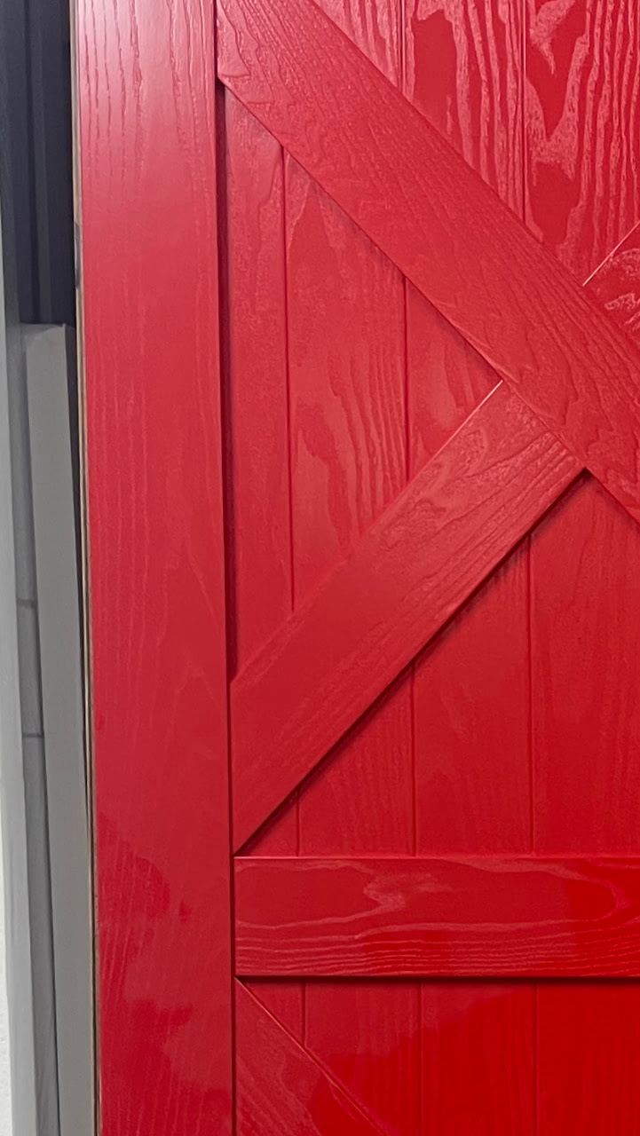 Эмалированная красная дверь